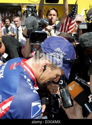 (Dpa) - US-fünf Mal Tour-Sieger Lance Armstrong (vorne) von Team US Postal Service steht umgeben von Pressevertretern vor Beginn der 12. Etappe der Tour de France in Castelsarrasin, Frankreich 16. Juli 2004. Die 197,5 km lange führt Etappe Radfaher von Castelsarrasin, La Mongie in den Pyrenäen, die erste von den entscheidenden Bergetappen markiert. Stockfoto