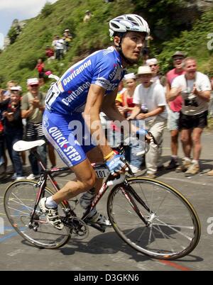 (Dpa) - französischer Radrennfahrer Richard Virenque Team Quick Step-Davitamon klettert bergauf während der 10. Etappe der Tour de France Radrennen in Frankreich, 14. Juli 2004. Am Nationalfeiertag statt, führte die erste bergige Etappe der Tour die Fahrer durch das Zentralmassiv aus Limoges zu Saint-Flour. Mit 237 km war auch die längste Etappe der Tour 2004. Virenque gewann die Etappe und Stockfoto