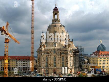 Ein Blick auf die Frauenkirche (Liebfrauenkirche) ohne das Gerüst rund um den Turm und die Kuppel in Dresden, Deutschland, Freitag, 16. Juli 2004.  Weitere Abdichtung Arbeit musste getan werden, nachdem die schwere Kupferdach auf der Kirche am 22. Juni 2004 platziert wurde. Der Hauptteil der Arbeit konzentriert sich nun auf das Gemälde der Kuppel, die Bestuhlung und die Installation der Orgel in der build Stockfoto