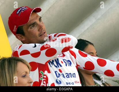 (Dpa) - französischer Radrennfahrer Richard Virenque Team Quick Step-Davitamon aufsetzt weiß und rot gepunktete Trikot des besten Kletterers nach der zehnten Etappe der Tour de France-Radrundfahrt in Saint-Flour, Frankreich, 14. Juli 2004. Die 237km langen erste Bergetappe nahm die Radfahrer aus Limoges durch das Zentralmassiv, Saint-Flour. Virenque auch die Etappe gewonnen. Stockfoto