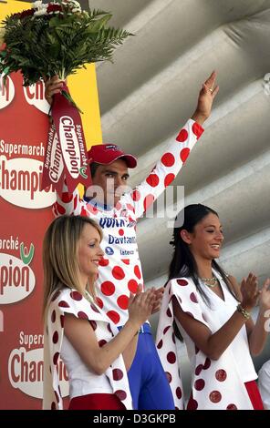 (Dpa) - französischer Radrennfahrer Richard Virenque Team Quick Step-Davitamon trägt weiße und rote gepunktete Trikot des besten Kletterers nach der zehnten Etappe der Tour de France Radrennen in Saint-Flour, Frankreich, 14. Juli 2004. Die 237km langen erste Bergetappe nahm die Radfahrer aus Limoges durch das Zentralmassiv, Saint-Flour. Virenque auch die Etappe gewonnen. Stockfoto