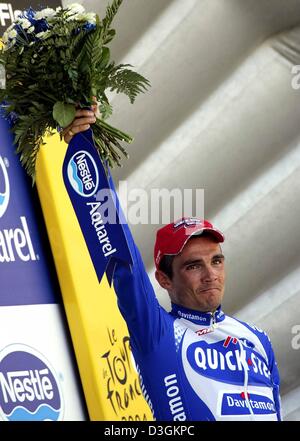 (Dpa) - französischer Radrennfahrer Richard Virenque Team Quick Step-Davitamon feiert auf dem Podium nach dem Sieg der zehnten Etappe Tour de France-Radrundfahrt in Saint-Flour, Frankreich, 14. Juli 2004. Die 237km langen erste Bergetappe nahm die Radfahrer aus Limoges durch das Zentralmassiv, Saint-Flour. Virenque behauptete auch das gepunktete Trikot für den besten Bergfahrer. Stockfoto