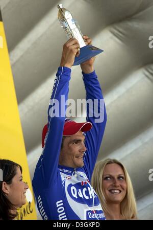 (Dpa) - französischer Radrennfahrer Richard Virenque Team Quick Step-Davitamon feiert auf dem Podium nach dem Sieg der zehnten Etappe Tour de France-Radrundfahrt in Saint-Flour, Frankreich, 14. Juli 2004. Die 237km langen erste Bergetappe nahm die Radfahrer aus Limoges durch das Zentralmassiv, Saint-Flour. Virenque behauptete auch das gepunktete Trikot für den besten Bergfahrer. Stockfoto