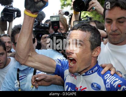 (Dpa) - feiert französischen Radfahrer Richard Virenque Team Quick Step-Davitamon nach dem Sieg der zehnten Etappe Tour de France-Radrundfahrt in Saint-Flour, Frankreich, 14. Juli 2004. Die 237km langen erste Bergetappe nahm die Radfahrer aus Limoges durch das Zentralmassiv, Saint-Flour. Virenque behauptete auch das gepunktete Trikot für den besten Bergfahrer. Stockfoto