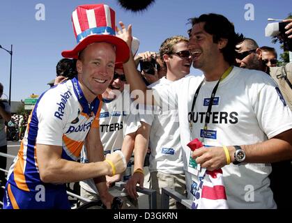 (Dpa) - US-Radsportler Levi Leipheimer Team Rabobank Witze um mit seinen Fans vor Beginn der 11. Etappe der Tour de France-Radrundfahrt in Saint-Flour, Frankreich, 15. Juli 2004. Der 164km lange führt Etappe die Radfahrer aus Saint-Flour zu Figeac. Stockfoto