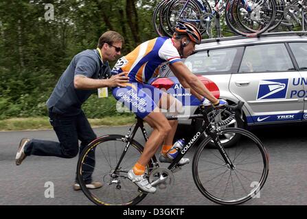 (Dpa) - niederländische Radrennfahrer Michael Boogerd Team Radobank erleidet einen Defekt auf dem Rad und zurück ins Rennen geholfen ist, nachdem es während der 9. Etappe der Tour de France-Radrundfahrt von Saint-Leonard-de-Noblat nach Gueret, Frankreich, 13. Juli 2004 fest. Mit 160,5 km war die kürzeste Etappe der Tour. Stockfoto