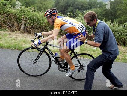 (Dpa) - US-Radsportler Levi Leipheimer Team Radobank erleidet einen Defekt auf dem Rad und zurück ins Rennen geholfen ist, nachdem es während der 9. Etappe der Tour de France-Radrundfahrt von Saint-Leonard-de-Noblat nach Gueret, Frankreich, 13. Juli 2004 fest. Mit 160,5 km war die kürzeste Etappe der Tour. Stockfoto