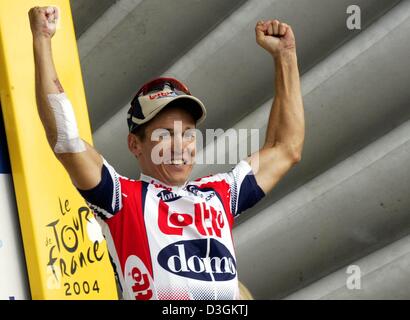 (Dpa) - jubilates australische Sprint-Spezialist Robbie McEwen Team Lotto-Domo gewann seine zweite Etappe der Tour de France-Radrundfahrt 2004 in Gueret, Frankreich, 13. Juli 2004. Die 160,5 km lange war Etappe von Saint-Leonard-de-Noblat nach Gueret die kürzeste Etappe der Tour. Stockfoto