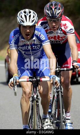 (Dpa) Französischer Radrennfahrer Richard Virenque (L) von Team Quick Step-Davitamon und Belgier Axel Merckx Team Lotto-Domo entgangen das Hauptfeld schon früh in der 10. Etappe der Tour de France Radrennen in Frankreich, 14. Juli 2004. Die erste bergige Etappe der Tour führt durch das Zentralmassiv von Limoges zu Saint-Flour. Mit 237 km ist es auch die längste Etappe von 2004 bis Stockfoto