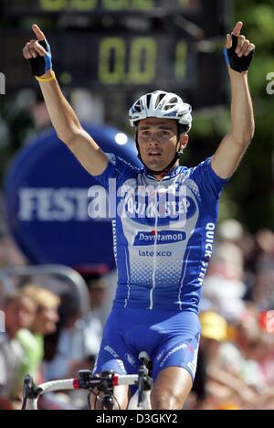 (Dpa) Französischer Radrennfahrer Richard Virenque Team Quick Step-Davitamon wirft seine Arme im Triumph nach dem Gewinn der 10. Etappe der Tour de France-Radrennen in Saint-Flour, Frankreich, 14. Juli 2004. Am Nationalfeiertag statt, führte die erste bergige Etappe der Tour die Fahrer durch das Zentralmassiv aus Limoges zu Saint-Flour. Mit 237 km war auch die längste Etappe der 2004 Tou Stockfoto