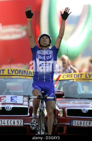 (Dpa) Französischer Radrennfahrer Richard Virenque Team Quick Step-Davitamon wirft seine Arme im Triumph nach dem Gewinn der 10. Etappe der Tour de France-Radrennen in Saint-Flour, Frankreich, 14. Juli 2004. Am Nationalfeiertag statt, führte die erste bergige Etappe der Tour die Fahrer durch das Zentralmassiv aus Limoges zu Saint-Flour. Mit 237 km war auch die längste Etappe der 2004 Tou Stockfoto