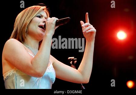 (Dpa) - britische Pop-Sängerin Dido auf der Bühne, während das erste Konzert ihrer Deutschland-Tour in Frankfurt am Main, 11. Juli 2004 führt. Mit ihrer sanften Stimme die 32 Jahre alte Sängerin unterhalten und rund 7000 Fans verzaubert. Stockfoto