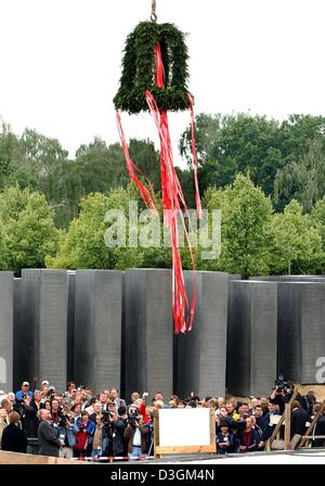 (Dpa) - ein Kranz ist über den Köpfen der Zuschauer während das Richtfest für das Holocaust-Mahnmal in Berlin, Montag, 12. Juli 2004 aufgehoben. Die Gedenkstätte, die europäischen Juden, die während des Holocaust ermordet wurden erinnert, wird offiziell eingeweiht und der Öffentlichkeit am 9. Mai 2005, einen Tag nach dem 60. Jahrestag des Endes des zweiten Weltkrieges eröffnet. Stockfoto