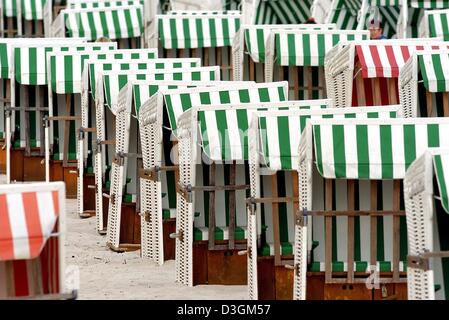 (Dpa) - Zeilen leer überdachten Strandkörbe für Urlauber in den Badeort Boltenhagen an der Ostseeküste, Deutschland, 22. Juni 2004 warten. Fortsetzung der regnerischen und kalten Wetter hält Touristen von den Stränden entfernt. Stockfoto