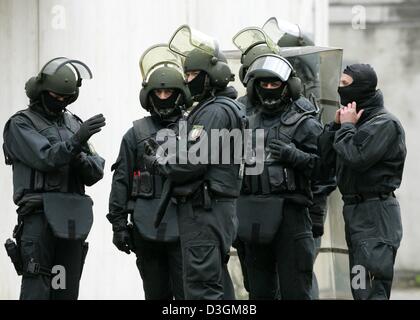 (Dpa) - wartet ein Polizist von einem Special-Forces-Einheit für den Start einer Training Mission an die Spezialeinheiten der Polizei Schulungszentrum in Menden, Deutschland, 25. Juni 2004. Die speziellen Polizeikräfte des deutschen Bundeslandes Nordrhein-Westfalen feiert ihr 30-Jahr-Jubiläum im Jahr 2004. Stockfoto