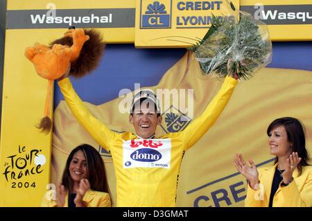 (Dpa) - australischer Radrennfahrer Robbie McEwen Team Lotto-Domo eroberte das gelbe Trikot in der 3. Etappe der 91. Tour de France in Wasquehal, Frankreich, 6. Juli 2004. Die dritte Etappe führte über eine Strecke von 210 km von Waterloo, Belgien, zu Wasquehal. Stockfoto