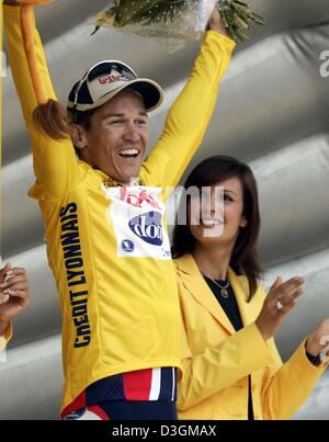 (Dpa) - australischer Radrennfahrer Robbie McEwen Team Lotto-Domo eroberte das gelbe Trikot in der 3. Etappe der 91. Tour de France in Wasquehal, Frankreich, 6. Juli 2004. Die dritte Etappe führte über eine Strecke von 210 km von Waterloo, Belgien, zu Wasquehal. Stockfoto