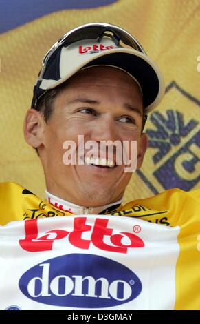 (Dpa) - australischer Radrennfahrer Robbie McEwen Team Lotto-Domo eroberte das gelbe Trikot in der 3. Etappe der 91. Tour de France in Wasquehal, Frankreich, 6. Juli 2004. Die dritte Etappe führte über eine Strecke von 210 km von Waterloo, Belgien, zu Wasquehal. Stockfoto