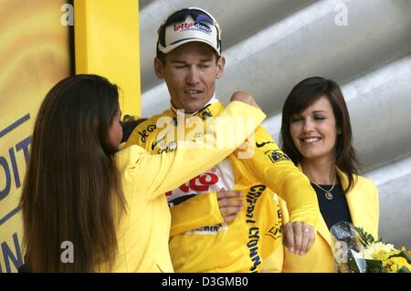 (Dpa) - australischer Radrennfahrer Robbie McEwen Team Lotto-Domo eroberte das gelbe Trikot in der 3. Etappe der 91. Tour de France in Wasquehal, Frankreich, 6. Juli 2004. Die dritte Etappe führte über eine Strecke von 210 km von Waterloo, Belgien, zu Wasquehal. Stockfoto