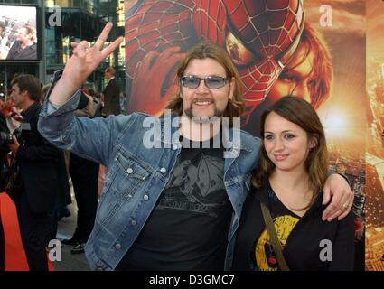 (Dpa) - Rea Garvey, Leadsänger der pop-Band Reamonn, und seine Frau Josephine kommen bei der Europapremiere von "Spider Man 2" in Berlin, Deutschland, 6. Juli 2004. Die Movie Plot dreht sich um Fotograf Peter Parker, der sich von seinem Alter Ego "Spider Man" um ein normales Leben und haben mehr Zeit für seine Freundin MJ befreien will. "Spider-Man 2' öffnet offiziell am 8. Juli 2004. Stockfoto