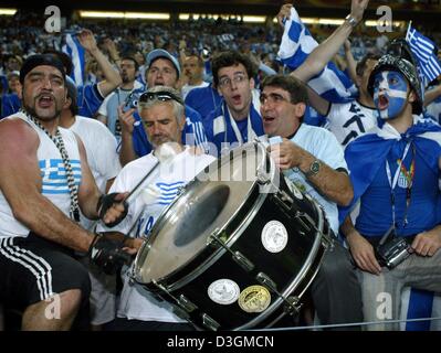 (Dpa) - griechischen Fußball-Fans jubeln und feiern ihr Team, nachdem sie das Halbfinale der Fußball EM 2004 gegen die Tschechische Republik in Porto, Portugal, 1. Juli 2004 gewann. Griechenland gewann das Spiel mit einem Score von 1-0 während der Verlängerung und qualifizierte sich für die Euro 2004 Finale Spiel gegen Portugal +++ NO Handy Anwendungen +++ Stockfoto