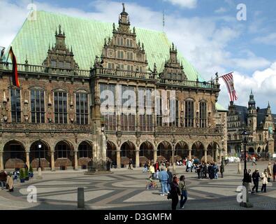 (Dpa-Dateien) - das Datei-Bild zeigt einen Blick auf das Rathaus und den Marktplatz in Bremen, Deutschland, 20. Mai 2004. Die Stadt Bremen wurde als UNESCO-Welterbe der UNESCO, der Organisation der Vereinten Nationen für Bildung, Wirtschaft und Kultur angenommen. Bremen verfügt über historisch und architektonisch wertvolle und wichtige Gebäude, die mehr als 600 Jahre zurückreicht. Die Entscheidung Stockfoto