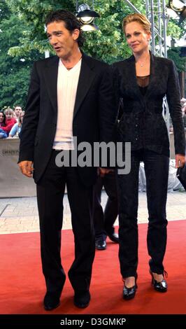 (Dpa) - spanische Schauspieler Antonio Banderas und seine Frau, Schauspielkollegin Melanie Griffith, kommen für die Deutschlandpremiere von "Shrek 2" in Hamburg, Deutschland, 30. Juni 2004. Der Film Julio öffnet sich deutschlandweit auf Donnerstag, 1. Juli 2004. In den USA der Film hat bereits mehr als 350 Millionen Dollar einspielte und ist somit der erfolgreichste Animationsfilm aller Zeiten. Stockfoto