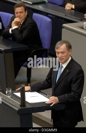 (Dpa) - nach der Vereidigung als Bundespräsident Horst Köhler (vorne) eine Rede in Berlin auf Donnerstag, 1. Juli 2004 liefert. Bundeskanzler Gerhard Schroeder (Hintergrund) hört. Köhler ist der 9. Präsident der Bundesrepublik Deutschland und folgt scheidenden Bundespräsidenten Johannes Rau. Stockfoto