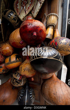 Kalebassen in einem Souvenir Shop, Old Town, Mombasa, Kenia Stockfoto