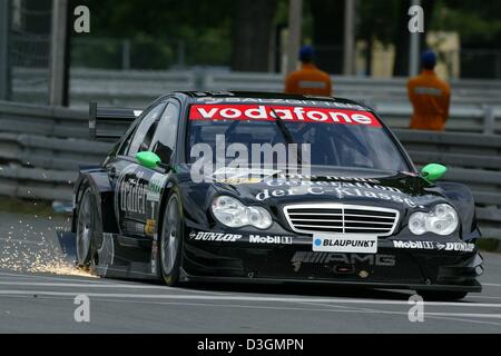 (Dpa) - britische DTM-pilot Gary Paffett steuert seine AMG Mercedes C Klasse entlang der Rennstrecke Norisring während der German Touringcar Masters Championships (DTM) in Nürnberg, Deutschland, 27. Juni 2004. 22-j hrige Paffett gelungen, sich gegen seine Konkurrenten im fünften Rennen der DTM durchsetzen und gewann das 2.300 km lange Strecke nach 72 mit einer Zeit von 1.00.52,341 Stunden Runden. Stockfoto