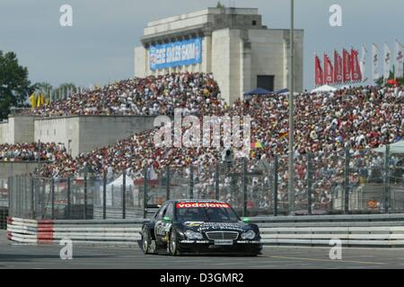 (Dpa) - britische DTM-pilot Gary Paffett steuert seine AMG Mercedes C Klasse entlang der Rennstrecke Norisring während der German Touringcar Masters Championships (DTM) in Nürnberg, Deutschland, 27. Juni 2004. 22-j hrige Paffett gelungen, sich gegen seine Konkurrenten im fünften Rennen der DTM durchsetzen und gewann das 2.300 km lange Strecke nach 72 mit einer Zeit von 1.00.52,341 Stunden Runden. Stockfoto