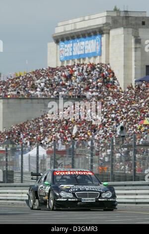 (Dpa) - britische DTM-pilot Gary Paffett steuert seine AMG Mercedes C Klasse entlang der Rennstrecke Norisring während der German Touringcar Masters Championships (DTM) in Nürnberg, Deutschland, 27. Juni 2004. 22-j hrige Paffett gelungen, sich gegen seine Konkurrenten im fünften Rennen der DTM durchsetzen und gewann das 2.300 km lange Strecke nach 72 mit einer Zeit von 1.00.52,341 Stunden Runden. Stockfoto