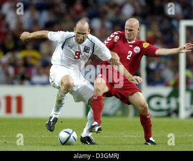 (Dpa) - Tschechische vorwärts Jan Koller (L) in einem Duell mit dänischen Verteidiger Kasper Boegelund während der Euro 2004 Viertelfinale match im Estadio Do Dragao in Porto, Portugal, 27. Juni 2004. Tschechien gewann das Spiel 3: 0, um das Halbfinale zu gelangen waren, dass sie Griechenland entsprechen werden. +++ KEINE ANWENDUNGEN FÜR MOBILTELEFONE +++ Stockfoto