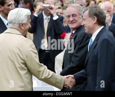 (Dpa) - der ehemalige Bundespräsident Richard von Weizsaecker (L) begrüßt seinen Nachfolger aktuelle German President Johannes Rau (C) und Rau Nachfolger Horst Köhler während dem Sommerfest im Schloss Bellevue in Berlin, 25. Juni 2004. Rau ist offiziell Übergabe sein Amt an seinen Nachfolger Horst Köhler am 1. Juli 2004 gehen. Stockfoto