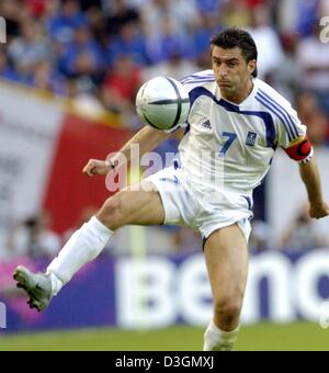 (Dpa) - griechische Mittelfeldspieler und Team Kapitän Theodoros Zagorakis in Aktion während der Fußball EM 2004-Viertelfinale gegen Frankreich und Griechenland in Lissabon, Portugal, 25. Juni 2004. Mit einem sensationellen beseitigt 1: 0-Sieg Griechenland Titelverteidiger Frankreich. +++ KEINE ANWENDUNGEN FÜR MOBILTELEFONE +++ Stockfoto