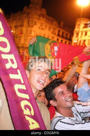 (Dpa) - portugiesischen Fans jubeln und jubilate in den Straßen von Porto, Portugal, 24. Juni 2004, nach Portugal die Fußball EM 2004 Viertel-Finale gegen England im Elfmeterschießen gewann. Stockfoto