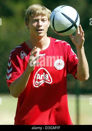 (Dpa) - leiten Sie Dänisch Jon Dahl Tomasson lacht, wie er während einer Trainingseinheit von der dänischen Fußball-Nationalmannschaft in Alvor, Portugal, 27. Juni 2004 einen Fußball in seinen Händen hält.  Dänemark wird gegen die Tschechische Republik in das Endspiel der Fußball EM 2004 Quartal auf Sonntag, 27. Juni 2004 zu spielen. Stockfoto