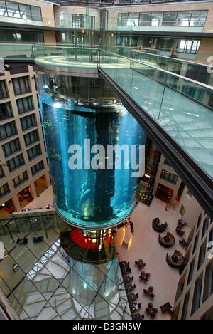 (Dpa) - Blick auf den 25 Meter hohen Aquarium Pfeiler in der Lobby des Radisson SAS Hotels in die neue "DomAquarée" Büro- und Einkaufszentrum in Berlin, Deutschland, 11. Juni 2004. Zusammen mit dem Sea Life Center ist die Säule in der Hotellobby die neue Attraktion in der deutschen Hauptstadt. Das so genannte "Aquadome" ist 25 Meter hoch und hat einen Durchmesser von 12 Metern. Im Inneren des Tanks ist ein Bal Stockfoto