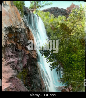 Dieses historische Bild aus der Zeit um 1900 zeigt den Havasu Creek und die Havasu Falls im Grand Canyon. Die Wasserfälle, bekannt für ihr leuchtendes blau-grünes Wasser, bleiben ein markantes Merkmal der natürlichen Schönheit des Grand Canyon. Stockfoto