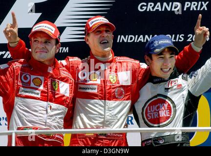 (Dpa) - deutsche Formel 1 pilot Michael Schumacher (C) von Ferrari jubelt und feiert gemeinsam mit seinen Teamkollegen brasilianische pilot Rubens Barrichello (L), der zweite nahm Platz und japanische pilot Takuma Sato von BAR-Honda, der dritte nahm Platz, nach dem Gewinn des Grand Prix in Indianapolis, USA, 20. Juni 2004. Stockfoto