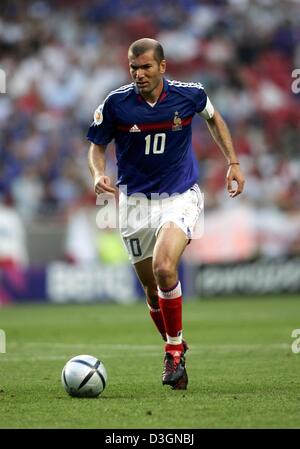 (Dpa) - Mastermind der französischen Nationalmannschaft Zinedine Zidane mit dem Ball während der Euro 2004 B Gruppenspiel gegen England in Lissabon, 13. Juni 2004 dribbelt. Frankreich Schweiz in ihrem letzten Gruppenspiel am Montag 21. Juni treffen und versichere Qualifikation für das Viertelfinale mit einem Sieg. Stockfoto