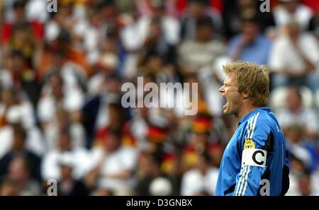 (Dpa) - Deutschland Torwart Oliver Kahn seine Teamkollegen während des Spiels schreit. Die deutsche Fußball Mannschaft spielt auf einem enttäuschenden torlosen Unentschieden gegen Außenseiter Lettland in ihrem zweiten Spiel der Euro 2004 Gruppe D im Bessa-Stadion in Porto, Portugal, 19. Juni 2004. +++ KEINE ANWENDUNGEN FÜR MOBILTELEFONE +++ Stockfoto