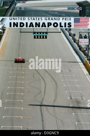 (Dpa) - verfolgen deutsche Formel 1 Champion Michael Schumacher (Ferrari) Weltcuprennen während des ersten freien Trainings auf das Rennen in Indianapolis, USA, 18. Juni 2004. Die Vereinigten Staaten Formel 1 Grand Prix in Indianapolis am Sonntag stattfinden. Stockfoto