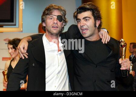 (Dpa) - Director Fatih Akin (R) und Schauspieler Birol Uenel stellen ihre "Lola" Auszeichnungen nach den Deutschen Filmpreis in Berlin, 18. Juni 2004. Akins Film 'Gegen die Wand"(gegen die Wand),"Head On"vorläufig für internationale Veröffentlichung mit dem Titel ist über junge deutsche mit türkischen Wurzeln brechen frei von ihren muslimischen Hintergrund. Der Film nahm fünf Lolas, darunter Bester Film Stockfoto