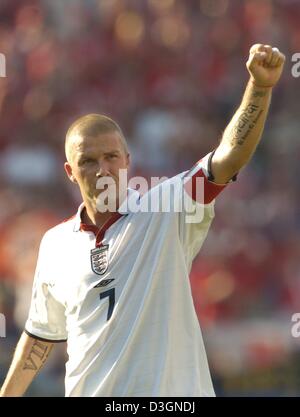 (Dpa) - Englands Mittelfeldspieler und Team Kapitän David Beckham ballt seine Faust und Gestik siegreich während der Fußball EM 2004-Gruppenspiel gegen England und der Schweiz im Cidade Stadium in Coimbra, Portugal, 17. Juni 2004. England gewann mit 3: 0.  +++ KEINE ANWENDUNGEN FÜR MOBILTELEFONE +++ Stockfoto