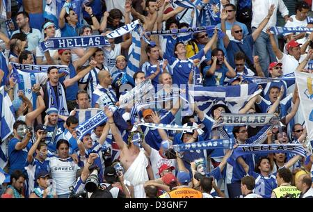 (Dpa) - griechischen Fußball-Fans jubeln während der Fußball EM 2004 Gruppe Spiel gegnerischen Spanien und Griechenland im Bessa-Stadion in Porto, Portugal, 16. Juni 2004. Das Spiel endete mit einem 1: 1-Unentschieden. +++ KEINE HANDY-ANWENDUNGEN +++ Stockfoto