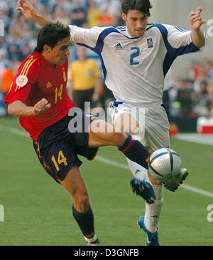 (Dpa) - Spaniens Mittelfeldspieler Vicente (L) Duelle mit griechischen Verteidiger Georgios Seitaridis während der Fußball EM 2004-Gruppenspiel gegen Spanien und Griechenland im Bessa-Stadion in Porto, Portugal, 16. Juni 2004. Das Spiel endete mit einem 1: 1-Unentschieden. +++ KEINE HANDY-ANWENDUNGEN +++ Stockfoto