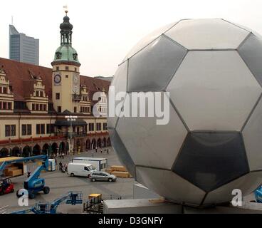 (Dpa) - die "Fußball-Globus" steht auf dem Marktplatz in Leipzig, Deutschland, 9. Juni 2004. Im Laufe des Tages fungiert der Globus als ein Ort der Interaktion und Informationen über die bevorstehende WM 2006 in Deutschland und das Spiel des Fußballs im Allgemeinen. Am Abend der Globus dient als Bühne für kulturelle Programme und zeigt. Die Welt bleibt zwischen 15. Juni und 1. August 2004 in Leipzig Stockfoto