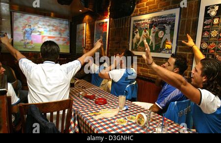 (Dpa) - griechische Fans jubeln, wie ihre Nationalmannschaft während der 2004 Europameisterschaft in Portugal, in einem Pub in Köln, Deutschland, 12. Juni 2004 die 1: 0-Führung gegen Portgual punktet. Stockfoto