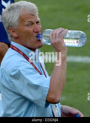 (Dpa) - Morten Olsen, der Cheftrainer der dänischen Fußball-Nationalmannschaft, trinkt aus einer Wasserflasche in der ersten Runde Euro 2004 Fußballspiel zwischen Italien und Dänemark im Stadium D. Afonso Henriques in Guimaraes, Portugal, 14. Juni 2004. Das erste Spiel der Gruppe C endete mit einem 0: 0 zu zeichnen. Stockfoto